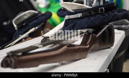 Une carabine M1 repose sur une table de salle à Sea World à San Diego, CA., 27 juin 2017. L'arme appartient à la garde d'honneur de l'US Air Force, l'équipe de drill une personnification de l'intégrité, la discipline, le travail d'équipe et le professionnalisme de tous les aviateurs et chaque mission de la Force aérienne. Banque D'Images