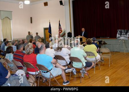 Le colonel à la retraite John Maietta, un vétéran de la Garde nationale de Pennsylvanie et historien de la Première Guerre mondiale, s'adresse à la foule lors de l'historique Gobin Guard Armory à Carlisle, en Pennsylvanie, le 26 juin 2017. La communauté a célébré avec une unité de la Garde nationale de la Pennsylvanie l'entrée dans la Première Guerre mondiale avec une plaque à l'extérieur de l'immeuble. Banque D'Images