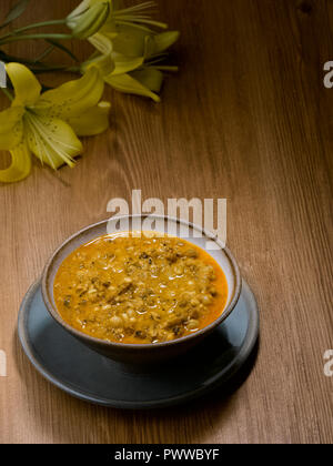 USAL PAV, UN MAHARASHTIAN SALÉ ET ÉPICÉ SNACK-FAITE AVEC LES IMPULSIONS et surmontée d CHIVDA frit et mangé avec PAV. C'est une nourriture de rue populaire Banque D'Images