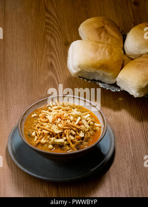 USAL PAV, UN MAHARASHTIAN SALÉ ET ÉPICÉ SNACK-FAITE AVEC LES IMPULSIONS et surmontée d CHIVDA frit et mangé avec PAV. C'est une nourriture de rue populaire Banque D'Images