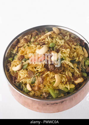 BIRYANI DE LÉGUMES SERVI DANS UN HANDI EN CUIVRE. Il EST FAIT AVEC DU RIZ ET LÉGUMES MIXTES LACÉE AVEC MASSALA ET GARNIE DE NOIX ET RAISINS SECS Banque D'Images