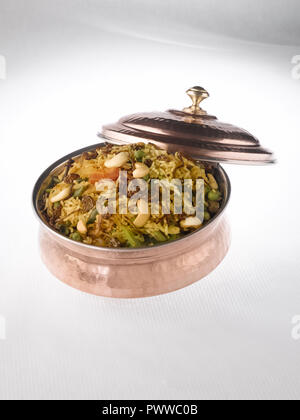 BIRYANI DE LÉGUMES SERVI DANS UN HANDI EN CUIVRE. Il EST FAIT AVEC DU RIZ ET LÉGUMES MIXTES LACÉE AVEC MASSALA ET GARNIE DE NOIX ET RAISINS SECS Banque D'Images