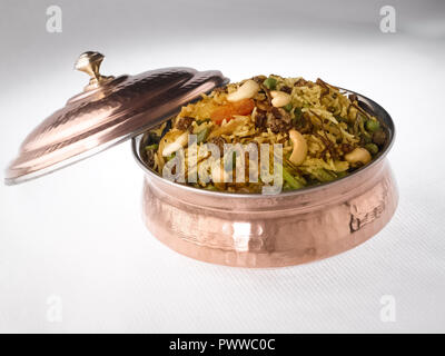 BIRYANI DE LÉGUMES SERVI DANS UN HANDI EN CUIVRE. Il EST FAIT AVEC DU RIZ ET LÉGUMES MIXTES LACÉE AVEC MASSALA ET GARNIE DE NOIX ET RAISINS SECS Banque D'Images