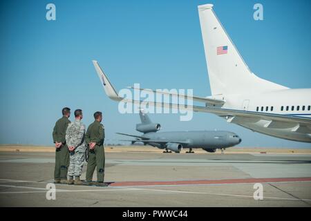 U.S. Air Force Colonel John Klein, 60e Escadre, la mobilité de l'air à droite, le colonel Joel Safranek, centre, 621e réponse d'urgence vice-commandant de l'Escadre et le Colonel Adrian White, 349la mobilité de l'air vice-commandant de l'Escadre d'attendre sur la ligne de vol comme un avion transportant une délégation du congrès de s'écarter des taxis Travis Air Force Base, en Californie, le 30 juin 2017. Le CODEL est arrêté à Travis et a reçu la visite d'un KC-10 Extender avant de partir sur un voyage outre-mer. Le KC-10 est une commande de la mobilité aérienne advanced tanker et cargo) conçu pour fournir l'accroissement de la mobilité des forces armées américaines. Banque D'Images