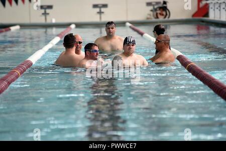 CHICAGO (5 juillet 2017) - Les Forces armées du Royaume-Uni équipe natation les athlètes à se préparer à exercer auprès de la compétition de natation dans la DoD 2017 Jeux de guerrier. La DoD Warrior Jeux sont un événement annuel permettant aux blessés, malades et blessés militaires et anciens combattants à la concurrence dans les sports paralympiques-style dont le tir à l'arc, randonnée à vélo, terrain, tir, le volleyball assis, natation, athlétisme et de basket-ball en fauteuil roulant. ( Banque D'Images