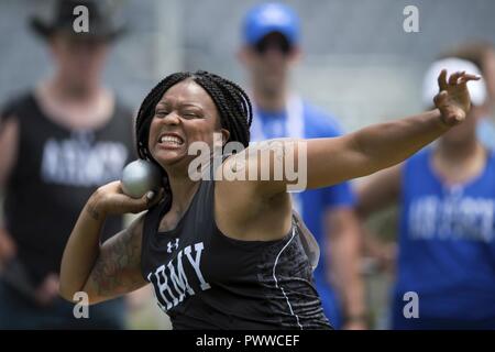 La CPS de l'armée. Stephanie Morris lance assis tourné dans le département de la Défense 2017 Jeux de guerrier à Chicago le 5 juillet 2017. La DoD Warrior Jeux sont un événement annuel permettant aux blessés, malades et blessés militaires et anciens combattants à la concurrence dans les sports paralympiques-style. Banque D'Images