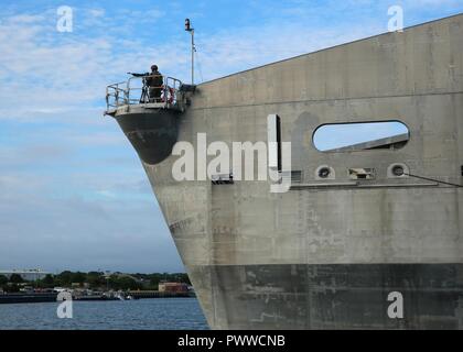 VIRGINIA BEACH, en Virginie (1 juillet 2017) est un marin montre sur la proue du navire de transport rapide expéditionnaire USNS Lance (FPE 1) à mesure que le navire s'écarte peu de base Creek-Fort expéditionnaire conjoint Histoire. Lance est en cours afin de commencer son déploiement est l'appui de Partenariat Sud Gare 2017. Banque D'Images