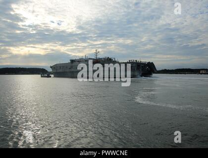 VIRGINIA BEACH, en Virginie (1 juillet 2017)--militaire du Commandement maritime navire de transport rapide expéditionnaire USNS Lance (FPE) Part 1 expéditionnaire conjoint peu Base Creek-Fort Story, le 1 juillet. Lance a débuté à commencer son déploiement est l'appui de Partenariat Sud Gare 2017. Banque D'Images