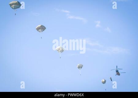 Plusieurs des soldats du 2e Bataillon, 505ème régiment de parachutistes, 3e Brigade Combat Team saute d'un hélicoptère CH-47 Chinook affecté à l'Aviation Générale 3e Bataillon, 82e Brigade d'aviation de combat pendant les opérations aéroportées sur Sicile Drop Zone à Fort Bragg, N.C., 6 juillet 2017. Banque D'Images