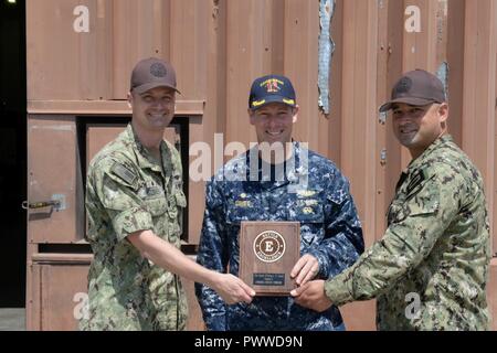 SAN DIEGO (30 juin 2017) Le capitaine Brian Davies, centre, commandant de l'escadre de sous-marins, commandant 11, présente le Cmdr. Mark Hazenberg, commandant du commandement et de sauvetage sous-marine Master Chief Hospital Corpsman Francisco Lazarin, premier chef de soldats avec la bataille d'URC Efficacité prix au Naval Air Station North Island, le 30 juin. La bataille de l'efficacité prix reconnaît une performance supérieure dans un environnement opérationnel. Une commande doit atteindre une performance supérieure dans les certifications et qualifications au sein de leur organisation. Banque D'Images
