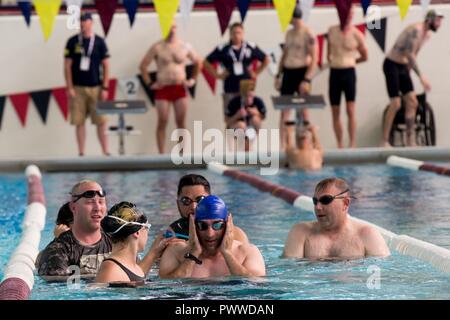 Les soldats de l'armée américaine et la pratique des anciens combattants pour la compétition de natation pour le ministère de la Défense 2017 Warrior Jeux à Chicago, Illinois, le 5 juillet 2017. La DOD Warrior Jeux sont un événement annuel permettant aux blessés, malades et blessés militaires et anciens combattants au style paralympiques sports comme le tir à l'arc, randonnée à vélo, terrain, tir, le volleyball assis, natation, athlétisme et de basket-ball en fauteuil roulant. Banque D'Images