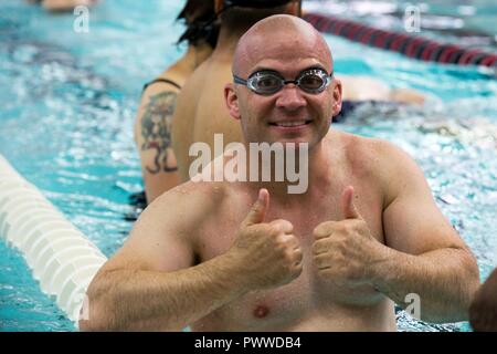 Le sergent de l'armée américaine, Andrew Bell de Bethesda, Md, pratiques pour la compétition de natation pour le ministère de la Défense 2017 Warrior Jeux à Chicago, Illinois, le 5 juillet 2017. La DOD Warrior Jeux sont un événement annuel permettant aux blessés, malades et blessés militaires et anciens combattants au style paralympiques sports comme le tir à l'arc, randonnée à vélo, terrain, tir, le volleyball assis, natation, athlétisme et de basket-ball en fauteuil roulant. Banque D'Images