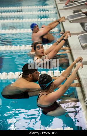 Les soldats de l'armée américaine et la pratique des anciens combattants pour la compétition de natation pour le ministère de la Défense 2017 Warrior Jeux à Chicago, Illinois, le 5 juillet 2017. La DOD Warrior Jeux sont un événement annuel permettant aux blessés, malades et blessés militaires et anciens combattants au style paralympiques sports comme le tir à l'arc, randonnée à vélo, terrain, tir, le volleyball assis, natation, athlétisme et de basket-ball en fauteuil roulant. Banque D'Images