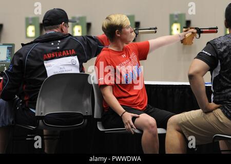 CHICAGO (6 juillet 2017) - Le s.. Danielle Pothoof, Marine Corps, de l'équipe au cours de la concurrence du ministère de la Défense 2017 Warrior Jeux Air Pistol finales. La DoD Warrior Jeux sont un événement annuel permettant aux blessés, malades et blessés militaires et anciens combattants à la concurrence dans les sports paralympiques-style dont le tir à l'arc, randonnée à vélo, terrain, tir, le volleyball assis, natation, athlétisme et de basket-ball en fauteuil roulant. Banque D'Images