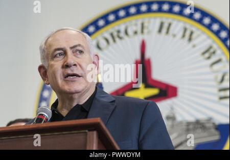 Haïfa, Israël (3 juillet 2017) Le Premier ministre israélien Benjamin Netanyahu traite de l'équipage et de la presse internationale lors d'une visite au porte-avions USS George H. W. Bush (CVN 77). Le navire est à Haïfa, en Israël pour une visite de port prévue pour améliorer les relations entre les États-Unis et Israël. ( Banque D'Images