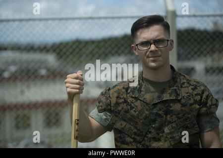 Le Caporal des Marines des États-Unis. Christopher Ehms a été l'un des cinq marines pour aider une femme japonaise locale sur son chemin vers le bas le Mont Fuji, au Japon, le 3 juillet 2017. La femme, le ministère de l'APD, a été trouvé sur le sol, l'hyperventilation et de la difficulté à respirer quand les marines sont venus à son aide. Comme les quatre autres Marines créé une civière de fortune à transporter dans les deux derniers kilomètres de la descente, avant d'alerter ran Ehms du personnel médical. Ehms, a 22 ans, Rochester, Michigan, est une miniature radio au sol et avec la compagnie de maintenance électronique réparateur, Bataillon d'entretien 3d, Combat Logist Banque D'Images