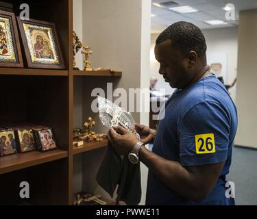 TEL AVIV, ISRAËL (3 juillet 2017) Chef des Controlman-McKnight du porte-avions USS George H. W. Bush (CVN 77) analyse de souvenirs au cours d'une visite de Tel-Aviv. Le navire est à Haïfa, en Israël pour une visite de port prévue pour améliorer les relations entre les États-Unis et Israël. ( Banque D'Images