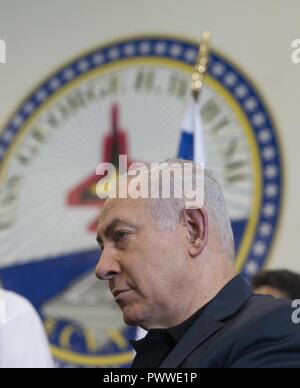 Haïfa, Israël (3 juillet 2017) Le Premier ministre israélien Benjamin Netanyahu à l'écoute des remarques faites au cours d'une visite au porte-avions USS George H. W. Bush (CVN 77). Le navire est à Haïfa, en Israël pour une visite de port prévue pour améliorer les relations entre les États-Unis et Israël. ( Banque D'Images