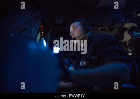 Mer des Philippines (01 juillet 2017) 3ème classe Controlman Incendie Kyle Blumen, de Clovis, en Californie, les incendies une marque 455 canons du centre d'information de combat au cours d'un exercice de tir réel à bord de la classe Ticonderoga croiseur lance-missiles USS Princeton (CG 59). Princeton est actuellement déployé dans la 7e flotte américaine zone d'opérations. La Marine américaine a patrouillé les Indo-Asia-Pacifique couramment pour plus de 70 ans la promotion de la paix et la sécurité régionales. ( Banque D'Images