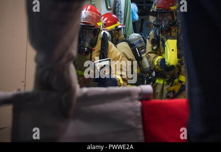 Mer des Philippines (01 juillet 2017) marins conduite au cours d'une formation à la lutte contre l'incendie à bord de l'exercice général de quarts de classe Ticonderoga croiseur lance-missiles USS Princeton (CG 59). Princeton est actuellement déployé dans la 7e flotte américaine zone d'opérations. La Marine américaine a patrouillé les Indo-Asia-Pacifique couramment pour plus de 70 ans la promotion de la paix et la sécurité régionales. ( Banque D'Images