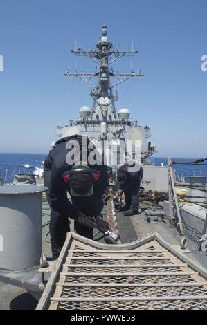 Mer Méditerranée (30 juin 2017) - Matelot Recruter Brinio Urena procède à l'entretien de la préservation de la chaîne d'ancre à bord de la classe Arleigh Burke destroyer lance-missiles USS Carney (DDG 64) dans la mer Méditerranée le 30 juin 2017. Carney, l'avant-déployé à Rota, Espagne, effectue actuellement sa troisième patrouille dans la sixième flotte américaine zone d'opérations à l'appui de la sécurité nationale des États-Unis en Europe. ( Banque D'Images