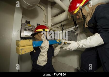 TRONDHEIM, NORVÈGE (5 juillet 2017) Les systèmes de turbine à gaz (mécanique) 3 Classe Jazmin crus, de Dallas, à gauche, et Matelot Alex Reyes, de la ville de New York, de l'étayage mis à bord de la classe Arleigh Burke destroyer lance-missiles USS Ross (DDG 71) lors d'un scénario de formation de contrôle des dommages à Trondheim, Norvège, le 5 juillet 2017. Ross, l'avant-déployé à Rota, Espagne, mène des opérations navales dans la sixième flotte américaine zone d'opérations à l'appui de la sécurité nationale des États-Unis en Europe et en Afrique. ( Banque D'Images