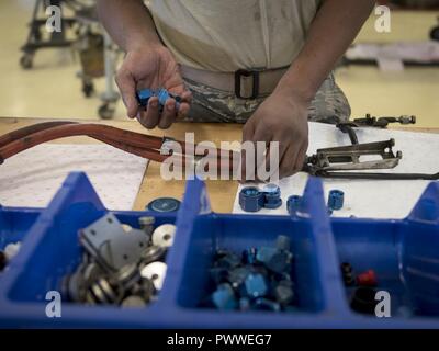 Navigant de première classe Fredrick Merritt, 18e Escadron de maintenance des composants de propulsion aérospatiale, de l'apprenti les composants lors de l'entretien du faisceau électrique d'un TF-34 Juillet 6, 2017 moteur, à Kadena Air Base, au Japon. Aviateurs du 18e travail CMS autour-le-horloge pour générer des avions de combat capables de dissuader les agresseurs et d'obtenir une puissance aérienne. Banque D'Images