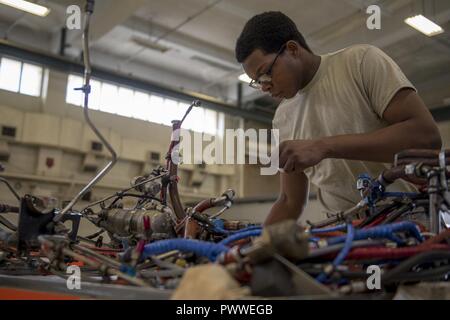 Navigant de première classe Fredrick Merritt, 18e Escadron de maintenance des composants de propulsion aérospatiale, apprenti inspecte le faisceau électrique d'un TF-34 Juillet 6, 2017 moteur, à Kadena Air Base, au Japon. Merritt's shop reconstitue les moteurs pour le 25e Escadron de chasse situé à Osan Air Base, République de Corée. Banque D'Images