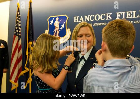 Le colonel Catherine A. Hutson, commandant du groupe de maintenance 174e, est épinglé par sa famille, commémorant sa promotion au grade de colonel, pendant la promo cérémonie tenue sur Hancock Field Air National Guard Base, 30 juin, 2017 Banque D'Images