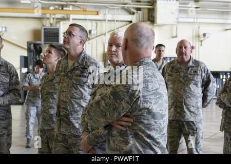 Le colonel de l'US Air Force Commandant Cecil R. Allen (à droite) de la 145e groupe de maintenance des mémoires Le lieutenant général Scott Rice le directeur de l'Air National Guard sur l'histoire derrière un mémorial C-130 queue qui pend en souvenir de l'équipage du système de lutte contre les incendies en vol modulaire sept un C-130 qui s'est écrasé lors de la mission sur la lutte contre l'incendie dans le Dakota du Sud. Le lieutenant général Scott était en visite au 145e Airlift Wing de présenter des crédits à des aviateurs et bienvenue à nouveau les déployeurs, au North Carolina Air National Guard Base, Charlotte Douglas International Airport, Juillet 5th, 2017. La visite a coïncidé avec le riz e Banque D'Images