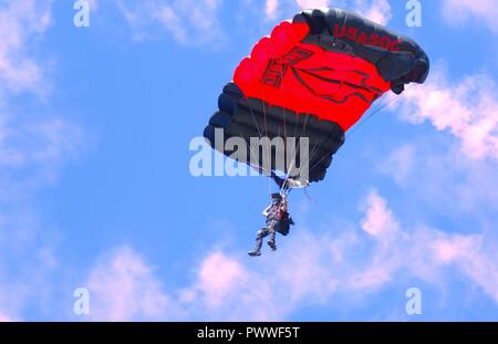 SCHOFIELD BARRACKS, New York -un membre de l'équipe de l'US Army Special Operations Command, l'équipe de démonstration de parachutisme de poignards noire, qui a sauté d'un CH-47 Chinook 4 juillet 2017, glisse vers le bas dans la foule pour la célébration de la Journée de l'indépendance à Schofield Barracks. Les poignards noire effectuer des sauts haute altitude ouverture basse à l'appui d'opérations spéciales de recrutement et de relations communautaires. Banque D'Images