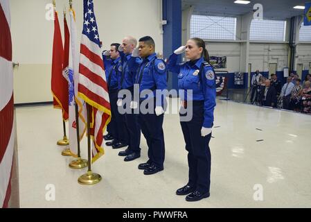 L'aéroport de Nashville salue la garde d'honneur de la TSA les couleurs lors de la cérémonie de passation de commandement au Tennessee National Guard Armory à Nashville, Tenn., 7 juillet 2017. Banque D'Images