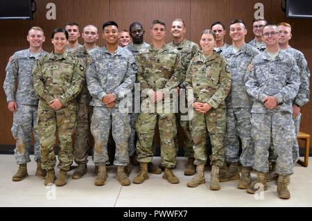 Rencontrez les cadets participant à cette année, la 25e Division d'infanterie, troupe de cadets de la formation en leadership (CTLT) à Schofield Barracks, Missouri, le 28 juin 2017. Les cadets sont affectés à des bataillons de la 3e Brigade Combat Team, ID 25, et sera l'observation de leurs sponsors pendant un mois pour en savoir plus sur leur carrière et ce que la vie dans l'armée, c'est comme pour les soldats. Les cadets viennent de l'Académie militaire des États-Unis à West Point, N.Y., à l'Institut militaire de Virginie à Lexington, en Virginie, à l'Université de Tulane à La Nouvelle-Orléans, en Louisiane, à la California State University, Fullerton. Banque D'Images