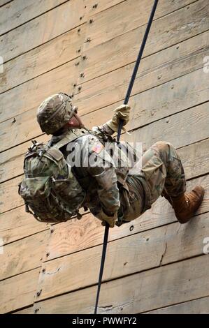 La CPS. Christian Mora-Galvez, affecté à la 3e Escadron, 4e régiment de cavalerie, 3e Brigade Combat Team, 25e Division d'infanterie, procède à un rappel à l'Académie de la foudre à Schofield Barracks est étendue, le 6 juillet 2017. Des soldats du 3e BCT formés avec Reserve Officer Training Corps (ROTC) cadets participant à cette année, la 25e Division d'infanterie, troupe de cadets de la formation en leadership (CTLT) à Schofield Barracks, à Hawaï. Banque D'Images