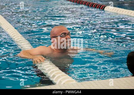 Le sergent de l'armée américaine. Andrew Bell, de Bethesda, Md, pratiques pour la compétition de natation pour le ministère de la Défense 2017 Warrior Jeux à Chicago, Illinois, le 6 juillet 2017. La DOD Warrior Jeux sont un événement annuel permettant aux blessés, malades et blessés militaires et anciens combattants au style paralympiques sports comme le tir à l'arc, randonnée à vélo, terrain, tir, le volleyball assis, natation, athlétisme et de basket-ball en fauteuil roulant. Banque D'Images