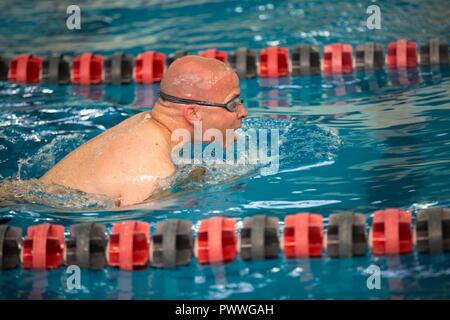 Le sergent de l'armée américaine. Andrew Bell, de Bethesda, Md, pratiques pour la compétition de natation pour le ministère de la Défense 2017 Warrior Jeux à Chicago, Illinois, le 6 juillet 2017. La DOD Warrior Jeux sont un événement annuel permettant aux blessés, malades et blessés militaires et anciens combattants au style paralympiques sports comme le tir à l'arc, randonnée à vélo, terrain, tir, le volleyball assis, natation, athlétisme et de basket-ball en fauteuil roulant. Banque D'Images