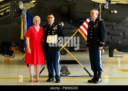 L'Adjudant-chef 4 James Morrow, un instructeur de vol de Fort Rucker, femme et célébrer sa retraite avec le Colonel Bernard Harrington, le commandant de la 82e Brigade d'aviation de combat le 30 juin 2017 à Fort Campbell, Kentucky. Les deux Harrington et Morrow anciennement servi avec le 1er Bataillon, 101e bataillon de l'aviation, la 101e Brigade d'aviation de combat et retourne à Fort Campbell pour célébrer la retraite de demain. Banque D'Images