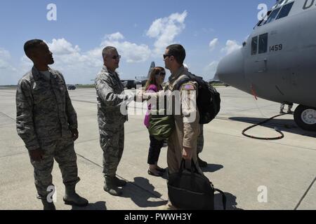 Le capitaine de l'US Air Force Justin M. Ross, de la Caroline du Nord Air National Guard, serre la main avec le brigadier. Le général Roger E. Williams Jr., l'adjoint du Commandant, 18e armée de l'air à Scott Air Force Base, au retour d'un déploiement réussi, tout en Caroline du Nord, de la base de la Garde nationale aérienne de l'Aéroport International de Charlotte Douglas, Juillet 5th, 2017. Ross de rentrer d'une mission de six mois à l'étranger dans le sud-ouest de l'Asie de l'opération Liberté's Sentinel. Banque D'Images