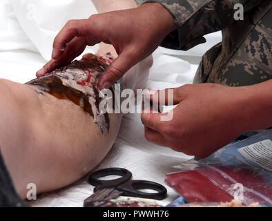 Tech. Le Sgt. Laura Pelkey, 341e Escadron d'opérations médicales sous-officier responsable de l'éducation et la formation de tissu cicatriciel s'applique, le 26 juin 2017 les blessures, à la Malmstrom Air Force Base, au Montana, Pelkey utilise des moules pour recréer les scénarios pour fournir les connaissances des membres militaires de traiter des situations différentes. Banque D'Images