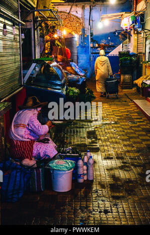 Femme préparant Jben, typique de fromage frais tissée en feuilles de palmier, en marché, Tanger, Maroc, 2018 Banque D'Images