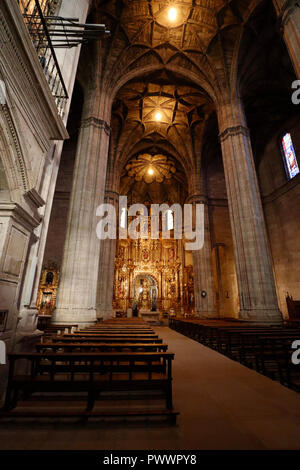 Une image capturée à l'aide de la lumière naturelle dans la belle église de Santo Tomás à Haro, Espagne Banque D'Images