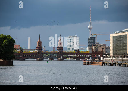 Berlin. L'Allemagne. L'Oberbaum bridge enjambe la rivière Spree connexion Friedrichschain & Kreuzberg. Banque D'Images