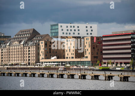 Berlin. L'Allemagne. Bâtiments sur le réaménagement du port de Osthafen (est) sur la rivière Spree, Friedrichschain. L-R ; Spreespeicher, Hôtel Nhow, Coca Cola H Banque D'Images