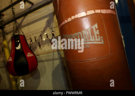 Vues générales de boxeurs jeunes et vieux de la formation et de travail à Littlehampton Boxing Club, West Sussex, UK. Banque D'Images