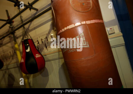 Vues générales de boxeurs jeunes et vieux de la formation et de travail à Littlehampton Boxing Club, West Sussex, UK. Banque D'Images