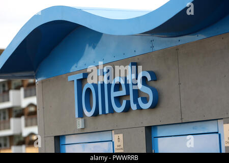 Vue générale de certaines toilettes publiques sur le front de mer de Bognor Regis, West Sussex, UK. Banque D'Images