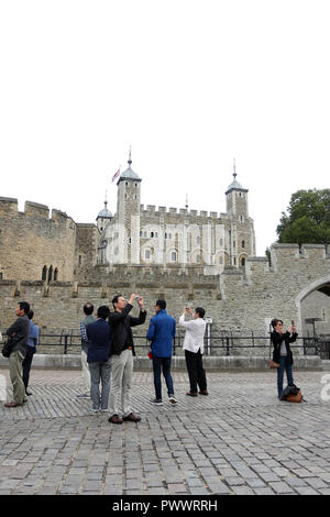 Les touristes à prendre des photos et vos autoportraits à l'extérieur de la Tour de Londres, un monument historiques de Londres et une attraction touristique, Londres, Royaume-Uni. Banque D'Images