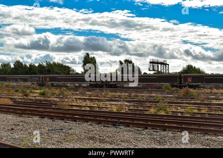 Wagons de train abandonné avec ghost train nuages Banque D'Images