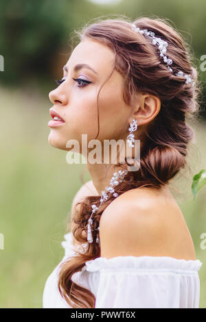 Ambiance jeune fille en robe blanche d'été promenades sur près de Forest Lawn Banque D'Images