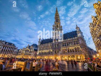 Grand Place à Bruxelles la nuit, l'hôtel de ville en face Banque D'Images